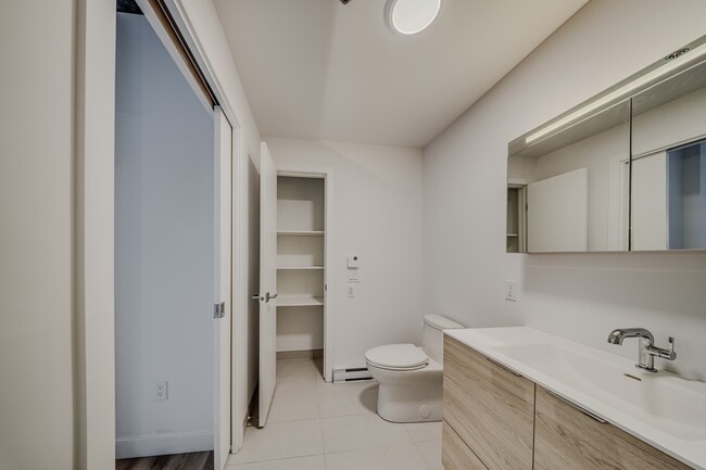 Building Photo - B636