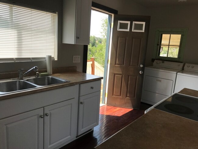 Kitchen - 1105 E 8th St