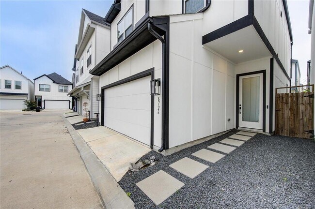 Foto del edificio - 6726 Parker Oaks Ln