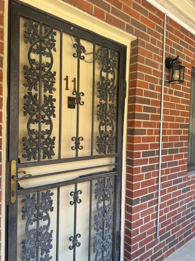 Foto del edificio - Great location for $1600/month - 2bd/1ba with TWO assigned parking spaces (tandem spaces)