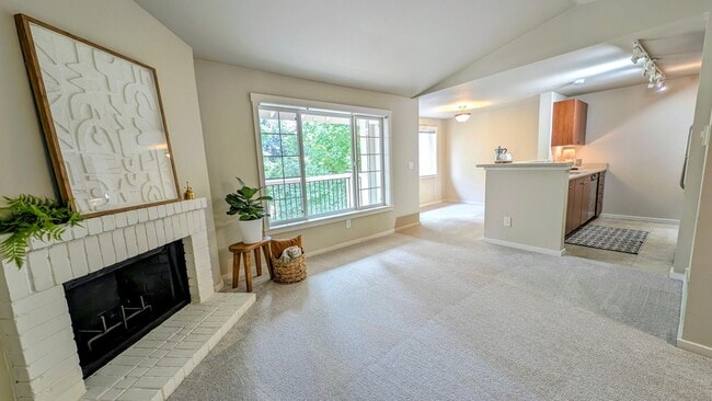 Building Photo - Spacious 2 Bedroom Condo in Gated Community with Pool
