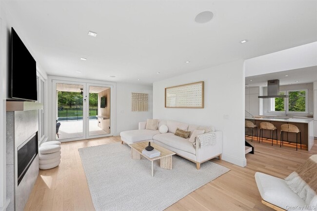 Building Photo - 28 Canoe Place Rd