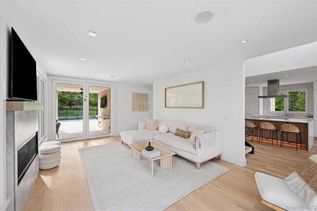 Foto del edificio - 28 Canoe Place Rd