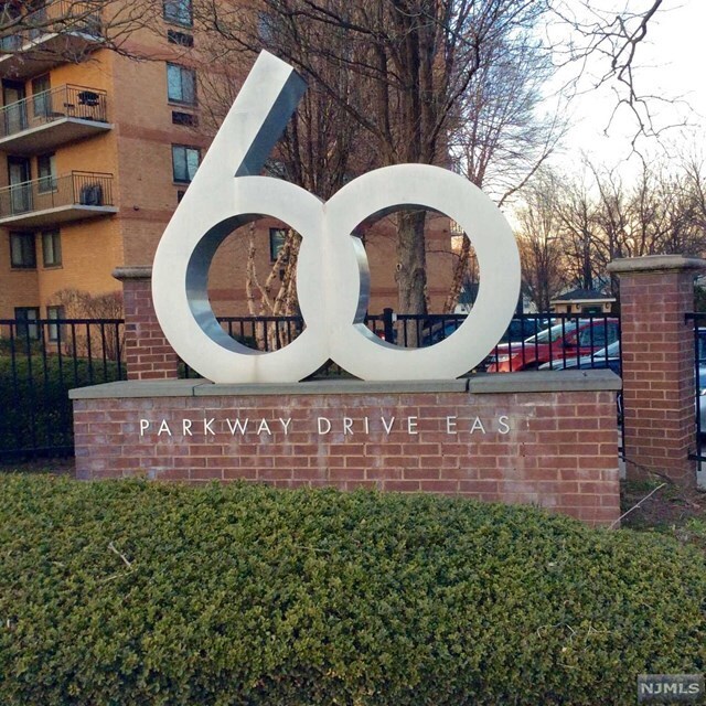 Primary Photo - 60 Parkway Dr East, Unit 6J