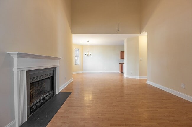 Building Photo - First floor Master with 3 Bedrooms !