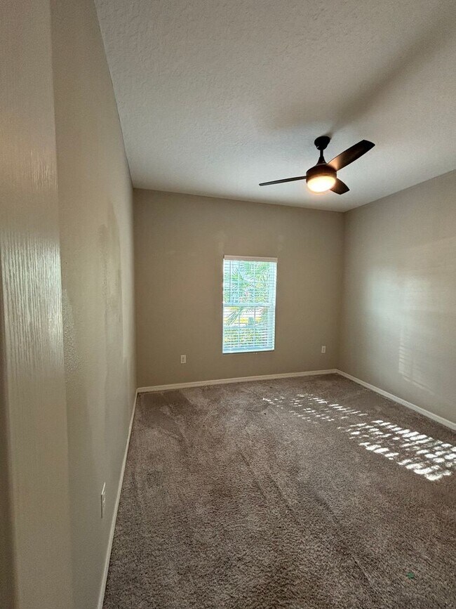 Building Photo - Modern 4 bedroom in Highland Meadow with c...
