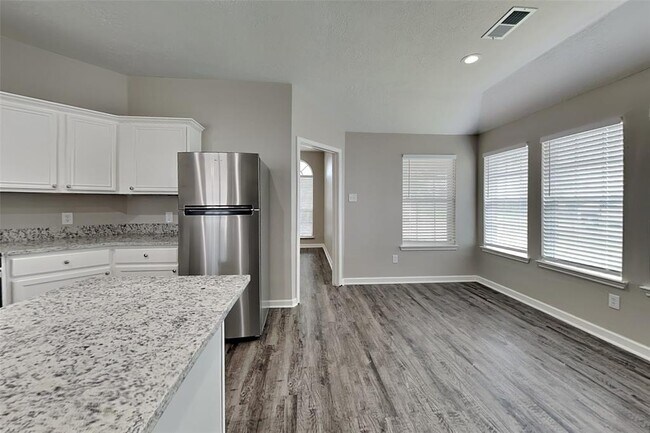Building Photo - 7010 Apple Oak Ct