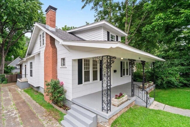 Foto del edificio - Historic Midtown Gem | 5 Bedrooms • 3 Baths • Screened Porch