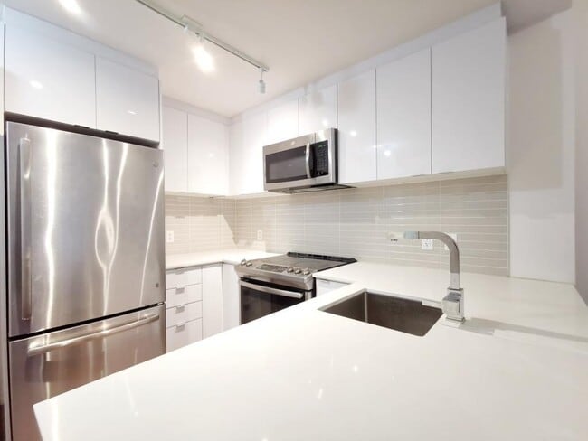 Building Photo - 1200 Rue Mackay