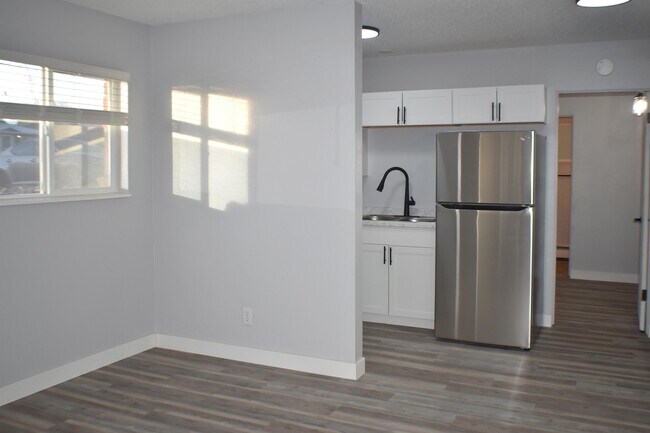 Building Photo - 450 Chipeta Ave