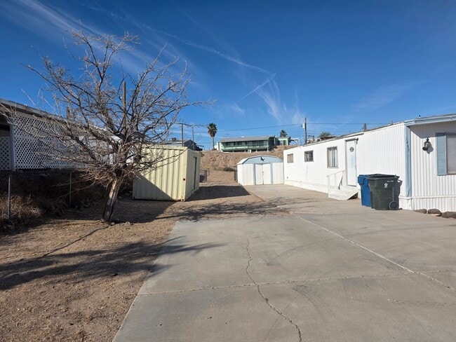 Foto del edificio - LAND, LAND AND MORE LAND! 2 bed/2 bath Manufactured home in Bullhead City on Huge double lot!