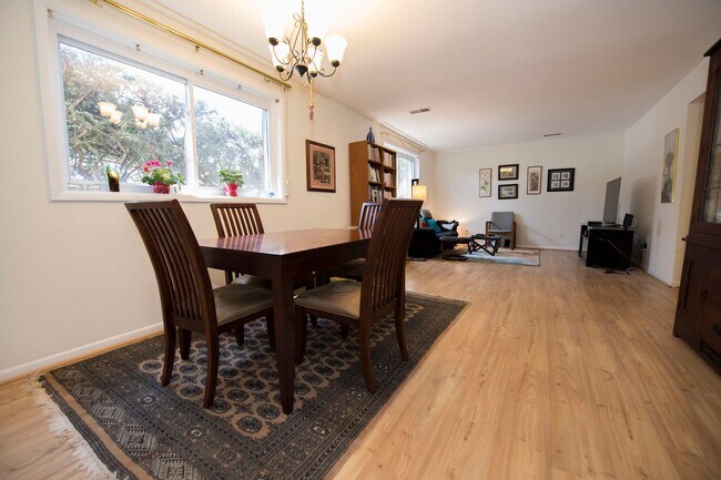 Building Photo - Beautiful and Charming 3BR/2.5BA on a Cup-...