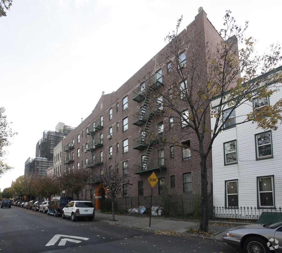 Primary Photo - 104 Adelphi St