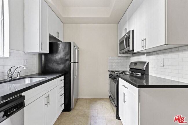 Foto del edificio - 1561 S Barrington Ave