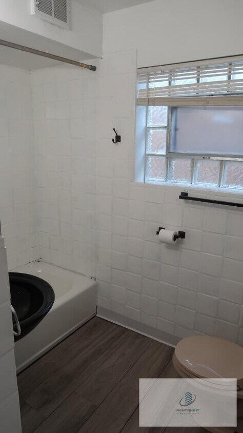 Foto principal - 5845 West Foster Avenue Apt #HOUSE, Chicag...
