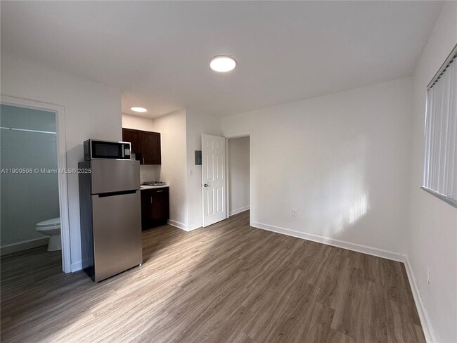 Building Photo - 1120 NW 32nd Ct