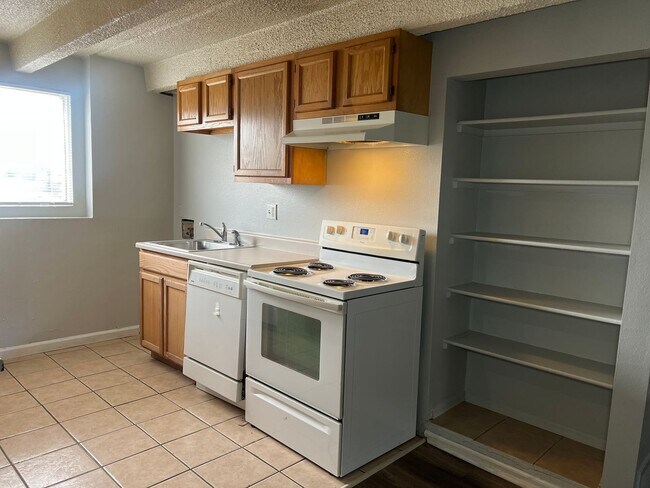 Foto del edificio - Studio Apartment in Denver - Ground Level - Move-In Special
