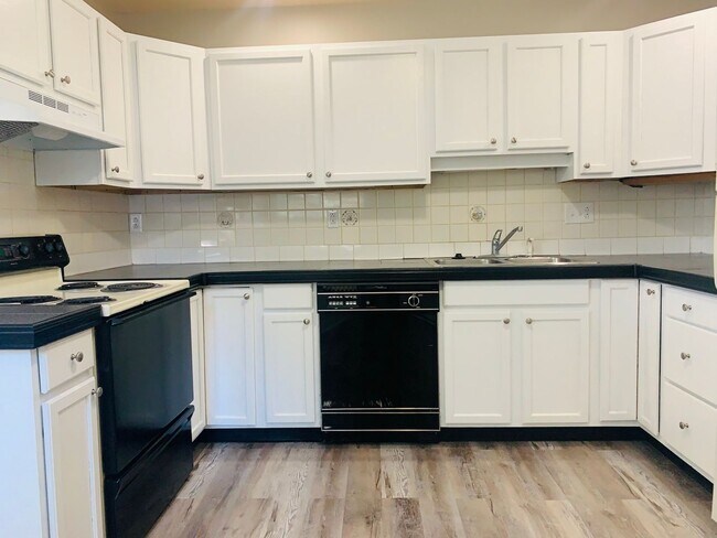 Building Photo - 3 BR/2 BA - New flooring, detached garage ...
