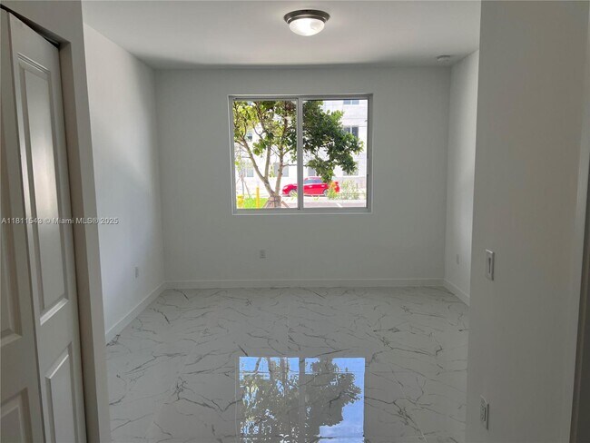 Foto del edificio - 1010 SW 69th Ave