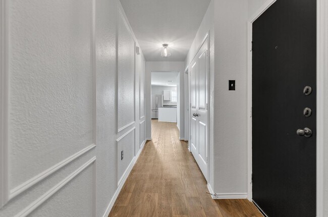 Building Photo - Beautiful 3 bedroom, 2 bathroom home minutes away from Lackland Airforce Base!