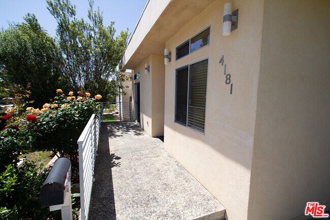 Foto del edificio - 4181 McConnell Blvd