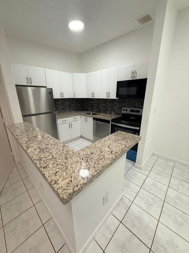 Foto del edificio - Beautiful Garden Apartment, Move in Condition