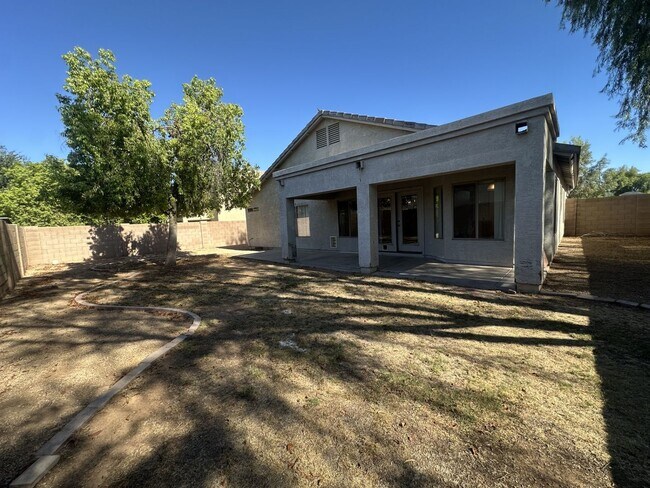 Building Photo - Rare single-level home offers 5 bedrooms and a versatile floor plan designed for comfortable living