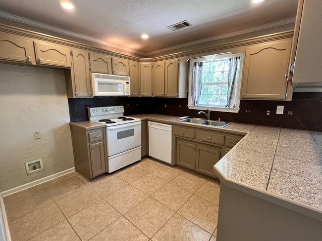 Building Photo - 1052 Highland Blvd