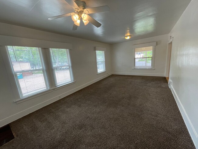Building Photo - 5 bedroom house at a 4 bedroom price!
