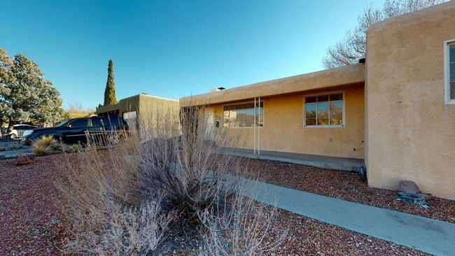 Building Photo - UPTOWN 3 Bedroom +Office  2 Bath with Garage