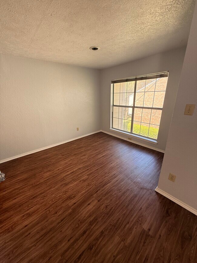 Building Photo - 2535 Wedglea Dr