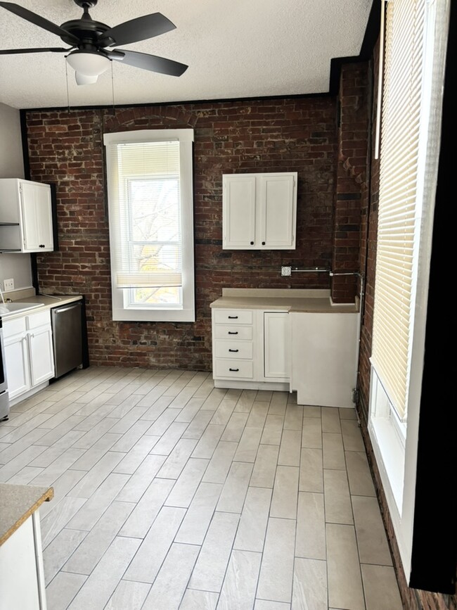 Exposed brick and plenty of cabinet space - 2621 Arsenal St