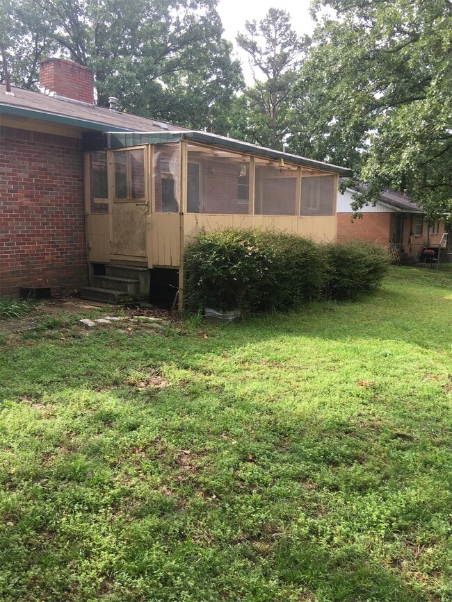 Building Photo - 390 College Heights Dr
