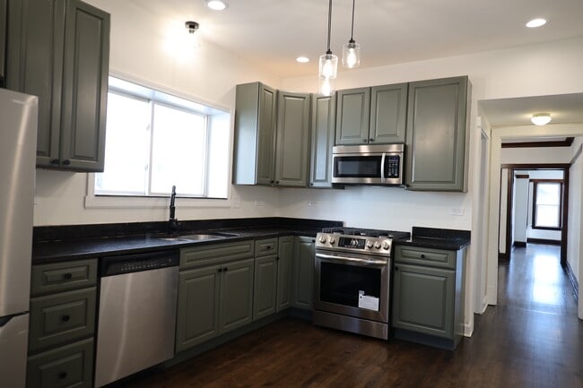 Building Photo - 1508 N Hamlin Ave