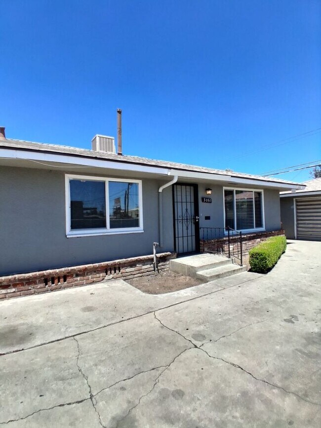 Foto del edificio - 3049-3051 E. Clinton Ave.