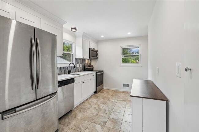 Foto del edificio - Remodeled in great location! 4 bedrooms 2 FB Walk to Metro