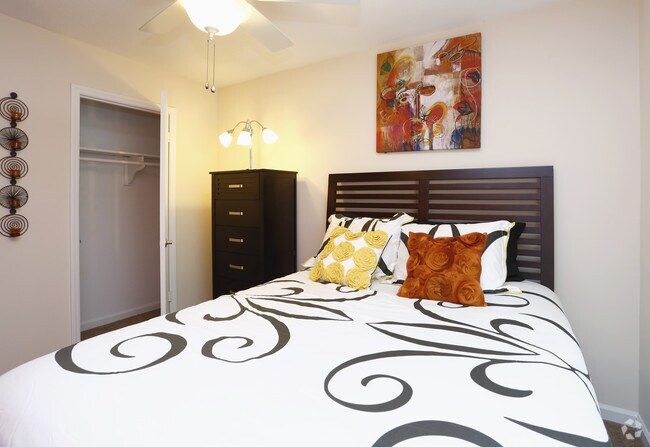 3HAB, 2.5BA - 1,500 ft² Cypress- Habitación - 501 Towns-Lexington Street Apartments