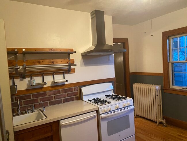 Building Photo - 138 Cecil St SE