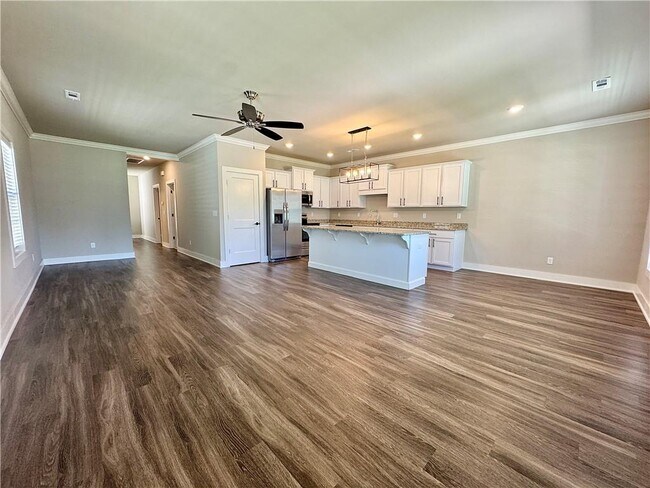 Building Photo - 811 NE Hts Ln