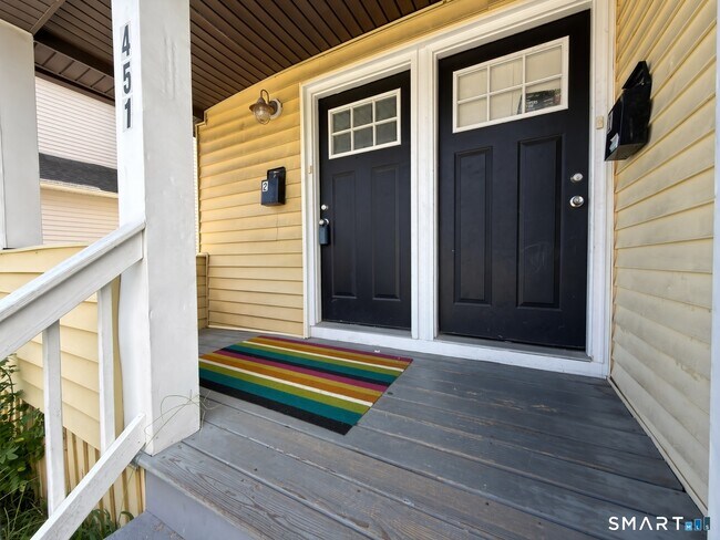 Foto del edificio - 451 Hollister Ave