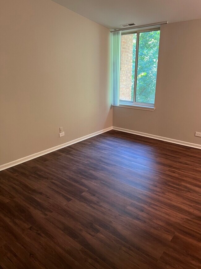 Foto del edificio - 5904 Forest View Rd