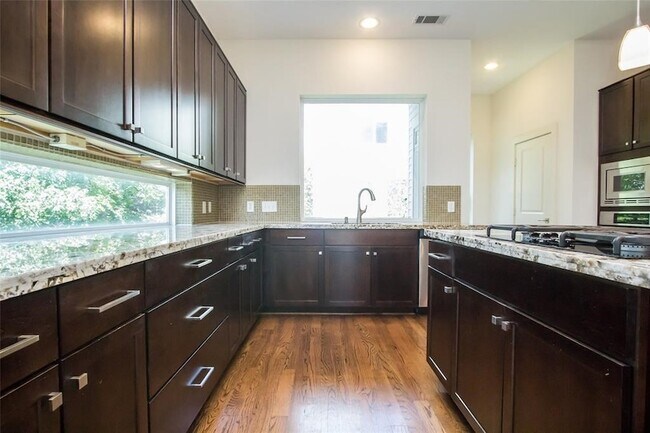 Foto del edificio - 1616 Edwards St