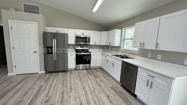 Foto del edificio - 327 Lester Ave S