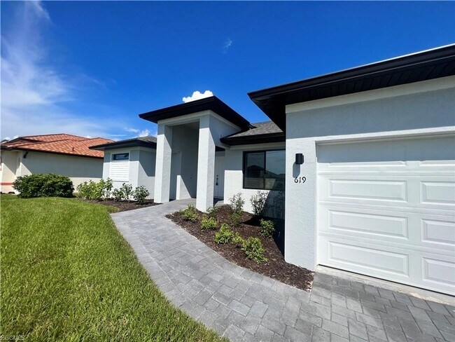 Foto del edificio - Stunning 4 Bed 3 Car Garage Home Available Now Near Burnt Store Rd