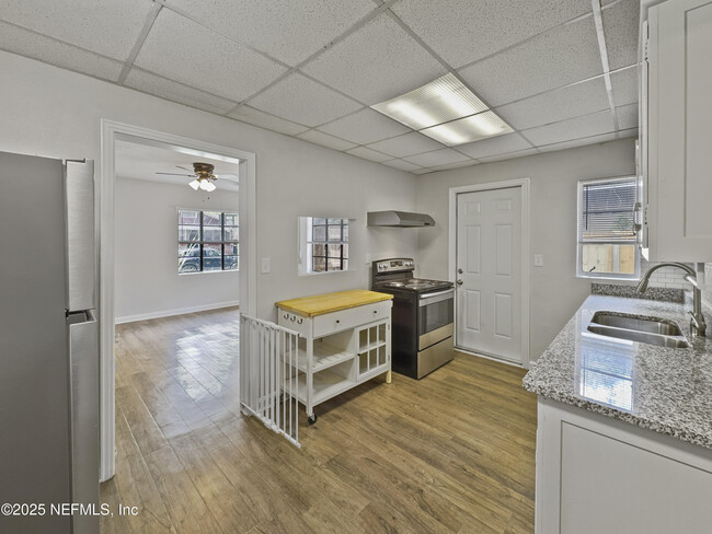 Building Photo - 839 Acosta St