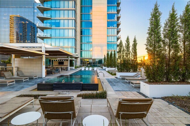 Foto del edificio - 7901 Windrose Ave