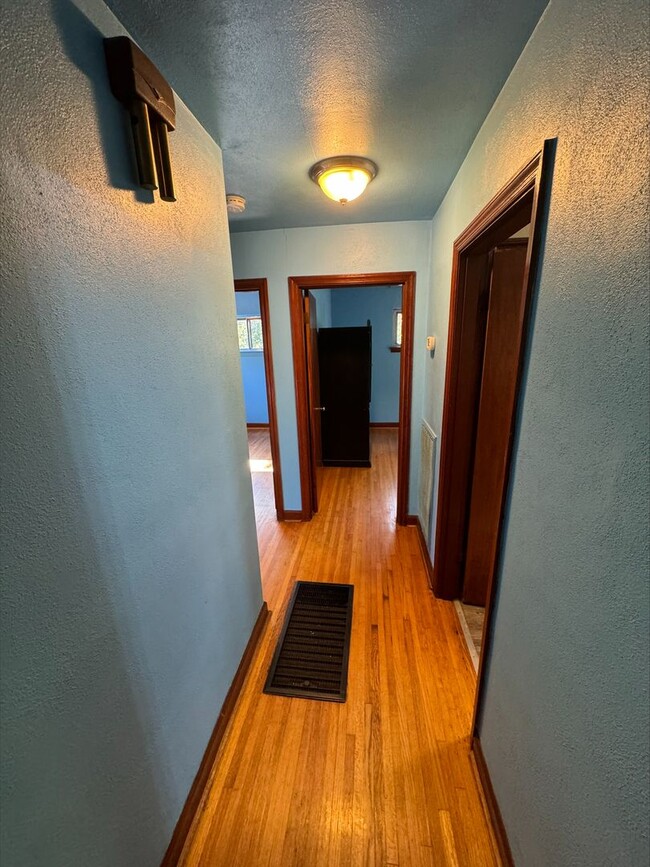 Building Photo - Cozy 3 Bed 1 Bath - Available Now! $350 Of...