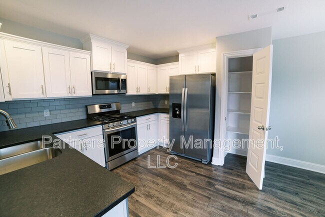 Foto del edificio - 372 Canada Dr