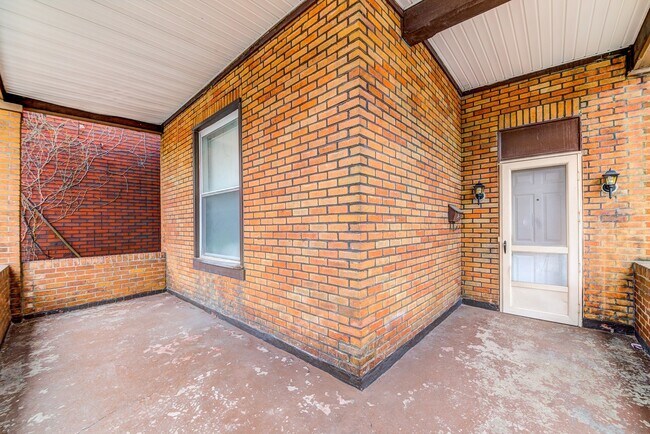 Foto del edificio - Available Now  - BEAUTIFUL FULLY RENOVATED...