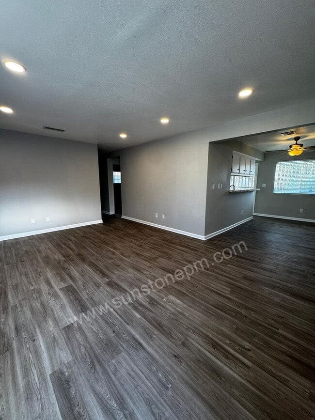 Foto del edificio - 1198 W 9th St